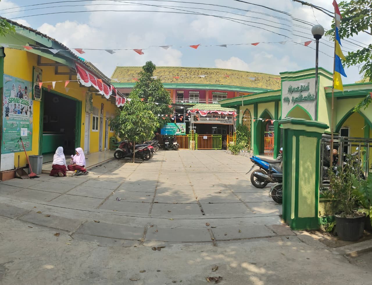 Gerbang & Tampak Depan Sekolah